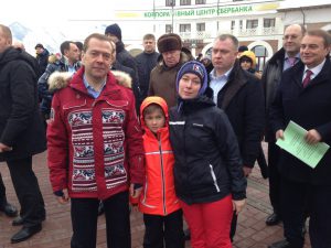 Премьер - министр Д. А. Медведев с учеником 3 класса Сыропятовым Данилом